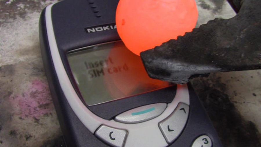 Τι συμβένει όταν μια καυτή μπάλα νικελίου πέφτει πάνω σε ένα Nokia 3310 (Video)